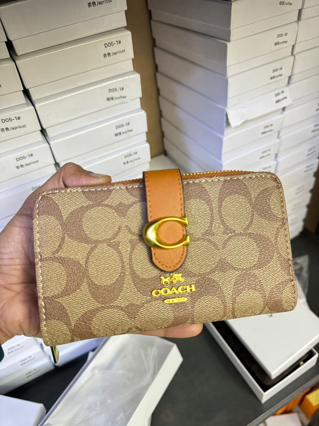 COACH QUATER ZIPER FOLDER WALLETS
