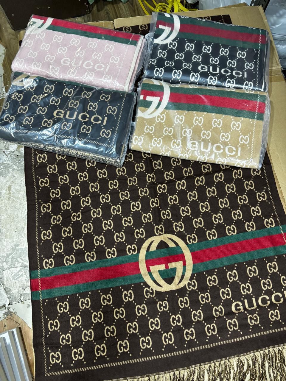 GUCCI WARM STOLES