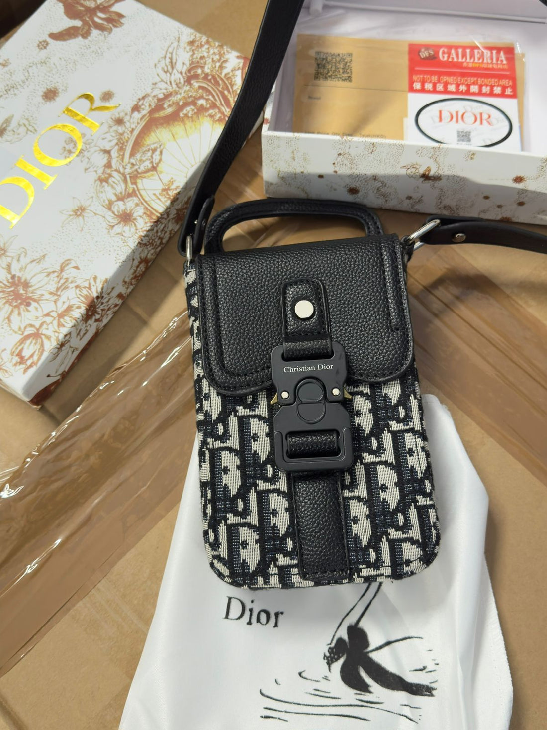 DIOR SADDLE LOCK MOBILE SLING BAG