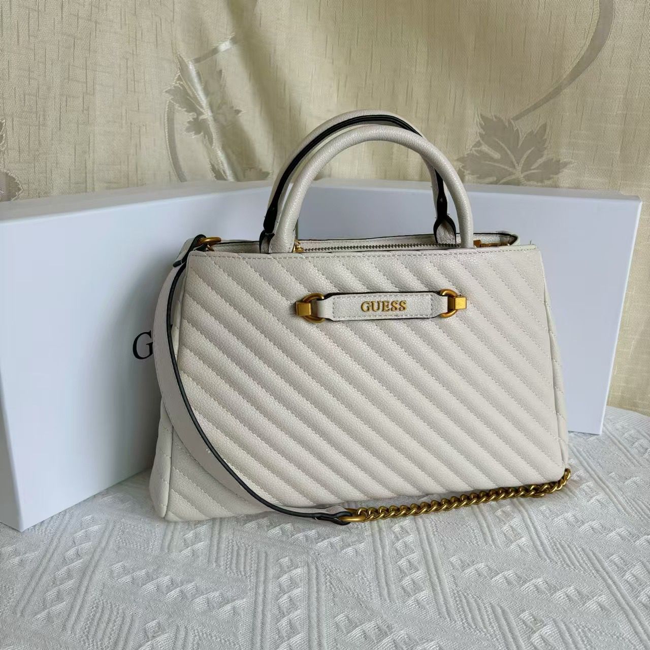 GUESS SELA QUILTED HANDBAG