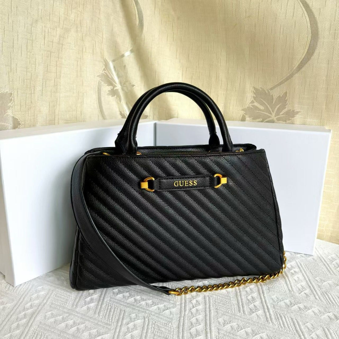 GUESS SELA QUILTED HANDBAG