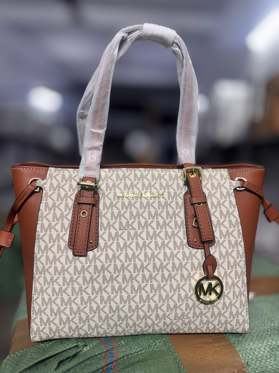 MICHAEL KORS VOYAGER MEDIUM SIZE HIGH QUALITY