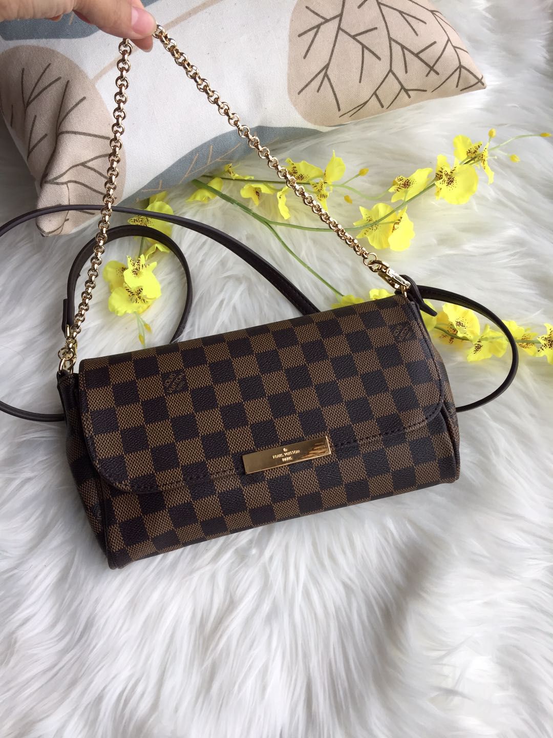 LOUIS VUITTON FAVOURITE SLING BAG