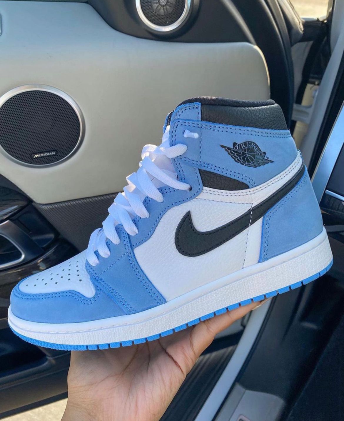 AIR JORDAN RETRO 1 HIGH OG UNIVERSITY BLUE SEMI UA